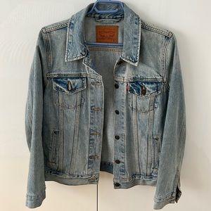 Womens Levi’s jean jacket size medium